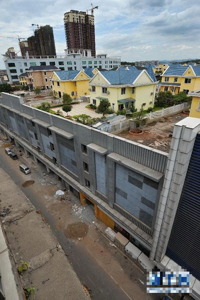 25 căn biệt thự tọa lạc trên nóc trung tâm thương mại 20.000m2: Không hề được cấp giấy phép xây dựng, chưa dỡ bỏ vì điều này - Ảnh 4.