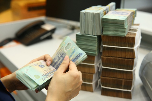  Một ngân hàng sắp thưởng cho nhân viên gần 6 tháng lương - Ảnh 1.
