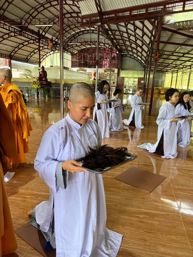 Á hậu Khánh Phương: Dành phần lớn thời gian làm thiện nguyện, cạo đầu đi tu ở tuổi 27 - Ảnh 6.