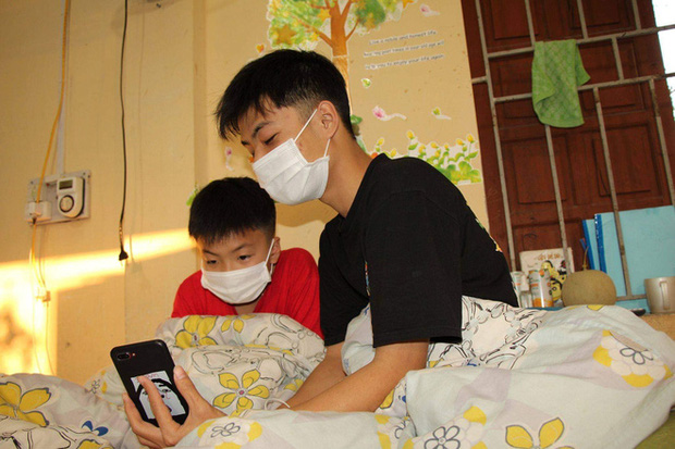 Chuyện kể ở bên trong khu cách ly của hơn 100 học sinh, phụ huynh Hải Dương - Ảnh 1.