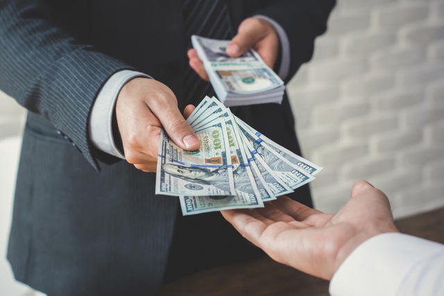 Tỷ phú Lý Gia Thành: Người cho bạn vay tiền mà không cần ký giấy tờ là người cao quý, cần trân trọng - Ảnh 2.