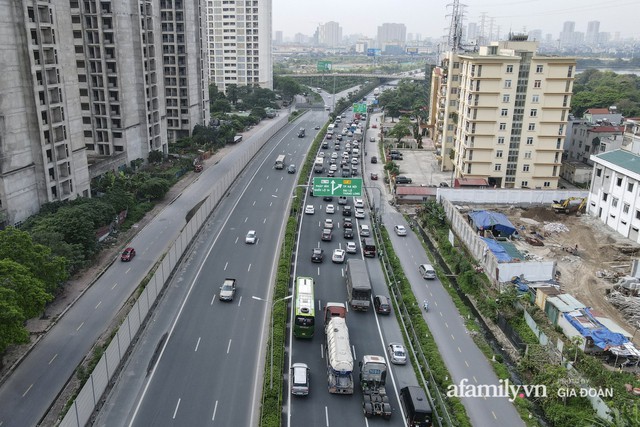 Kết thúc kỳ nghỉ lễ 30/4: Hàng nghìn phương tiện nối đuôi nhau, trẻ em ngủ gục trên xe máy theo cha mẹ quay trở lại Hà Nội - Ảnh 17.