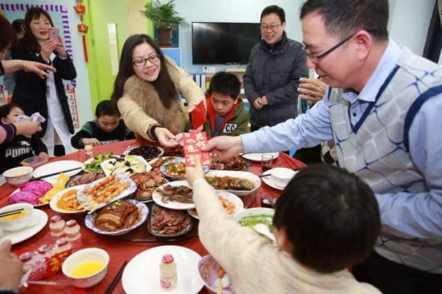 Họ hàng lì xì con tôi phong bao 500, tôi LÌ XÌ lại cho 3 người con của họ thế nào? - Câu trả lời của cư dân mạng QUÁ HỢP LÝ - Ảnh 1.