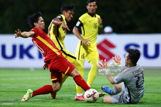 Kéo áo Công Phượng trong vòng cấm, đội trưởng Malaysia phải rời sân vì chấn thương - Ảnh 7.