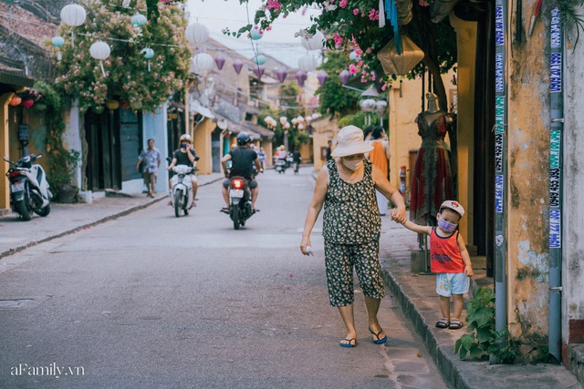 Chùm ảnh Hội An những ngày vắng khách du lịch vì dịch Covid-19, nhưng sự bình tĩnh và giữ ý thức chung khiến cuộc sống của người dân nơi đây vẫn nhẹ nhàng và luôn lạc quan - Ảnh 7.