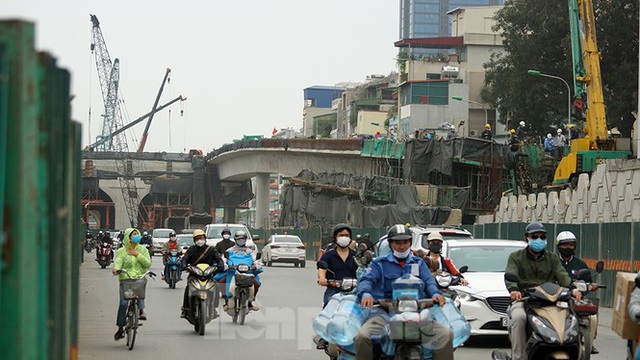 Công nhân đeo khẩu trang căng sức làm việc trên công trường đường vành đai 2 - Ảnh 12.