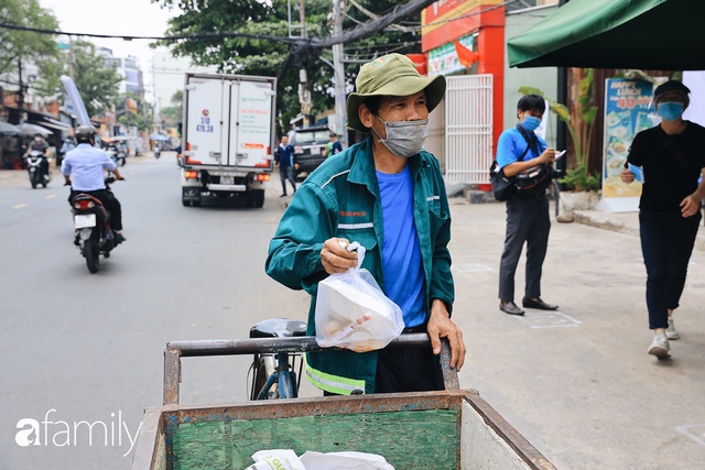 Xúc động với khoảnh khắc cụ ông rơi nước mắt khi nhận phần cơm miễn phí từ ca sĩ Sỹ Luân và hàng cơm di động đầu tiên tại Sài Gòn - Ảnh 22.