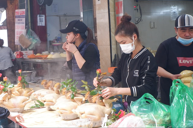 Giá gần nửa triệu đồng, gà ngậm bông hồng cúng ông Công ông Táo ở chợ nhà giàu vẫn cực đắt khách năm nay - Ảnh 7.