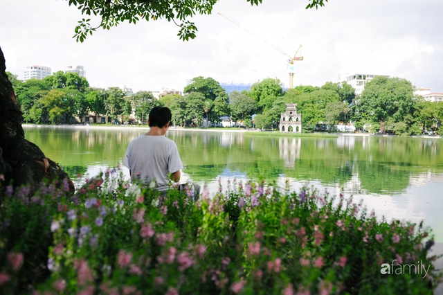 Hồ Gươm thay áo mới, người Hà Nội rủ nhau đi dạo trên vỉa hè lát đá đẹp như công viên ở trời Âu, tận hưởng tiết trời thanh mát đầu đông - Ảnh 2.