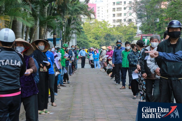 Hàng trăm người dân Hà Nội xếp hàng dài, chờ tới lượt để nhận nhu yếu phẩm tại siêu thị hạnh phúc - Ảnh 4.