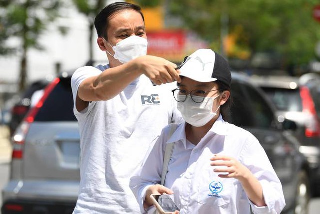  Ra cổng trường thi nhìn cảnh những ông bố đợi con hàng giờ giữa cái nóng đổ lửa: Ngày của Cha nhưng vẫn dành tất cả cho con! - Ảnh 1.