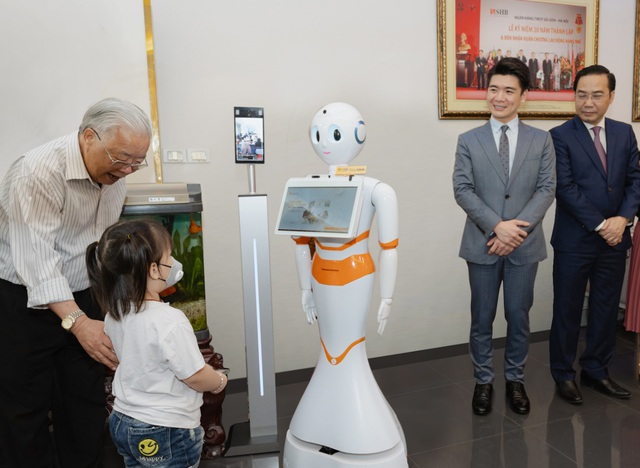 SHB đưa Robot thông minh vào phục vụ giao dịch nâng cao trải nghiệm - Ảnh 3.