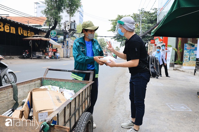 Xúc động với khoảnh khắc cụ ông rơi nước mắt khi nhận phần cơm miễn phí từ ca sĩ Sỹ Luân và hàng cơm di động đầu tiên tại Sài Gòn - Ảnh 20.