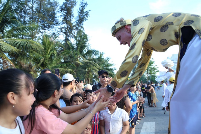 Sau Covid-19, du lịch Sầm Sơn bùng nổ với lễ hội Carnival đường phố - Ảnh 6.