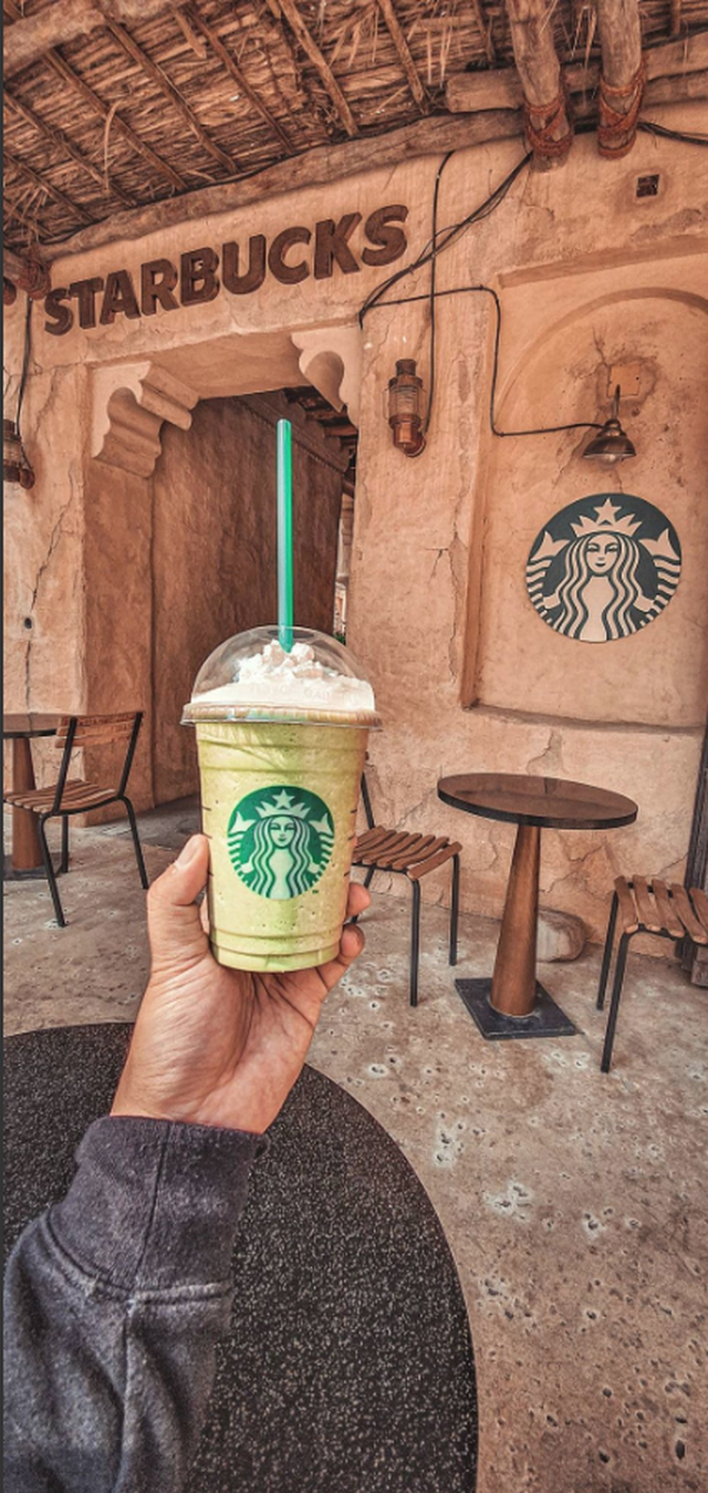 Cửa hàng Starbucks tại xứ siêu giàu gây bất ngờ với mái lá, tường nứt cũ kỹ như kiểu nhà đất Việt Nam - Ảnh 12.