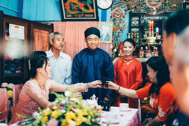 Gia đình phát mảng cỏ trong vườn cho con gái tổ chức hôn lễ: Phong cách đám cưới đậm chất miền Tây xưa, mặc áo dài đi guốc mộc đẹp xuất sắc! - Ảnh 26.