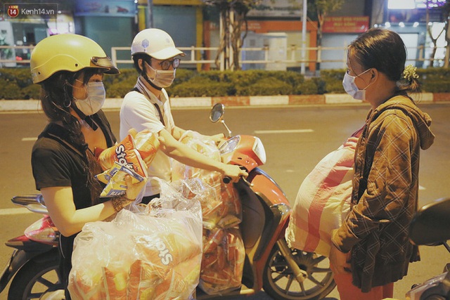 Người vô gia cư lay lắt trong đêm đầu Sài Gòn giãn cách: Con không có nhà, tối con ra Cầu Mống mà ngủ - Ảnh 14.