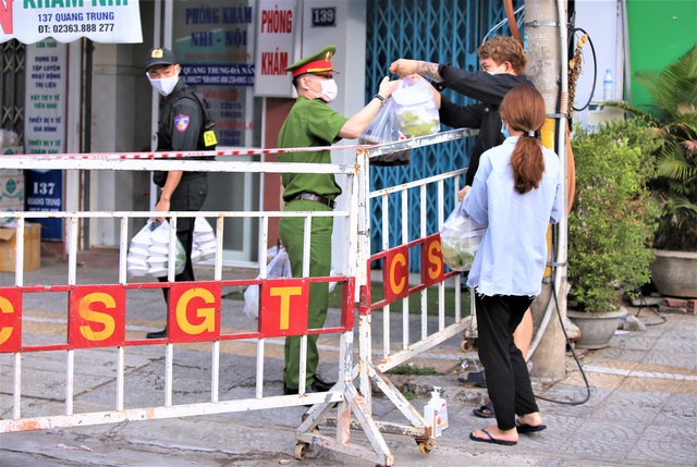 Người dân Đà Nẵng cùng mang nhu yếu phẩm tiếp tế cho bệnh nhân, bác sĩ, công an trong khu cách ly: Các bạn cần gì cứ nói! - Ảnh 17.