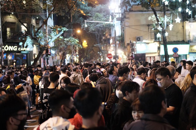 Cảnh tượng đông nghịt ở trung tâm Hà Nội đêm Giáng sinh: Hàng ngàn người đổ ra đường đi chơi, check-in - Ảnh 6.