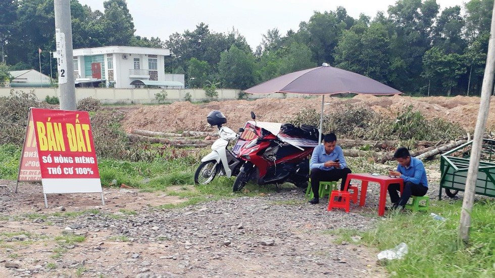 Nhà đầu tư ôm nhiều bất động sản: “Tôi phải bán bất động sản ở gần, gồng đất ở xa” - Ảnh 1.