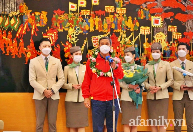 NÓNG: Chuyên cơ chở những cô gái vàng của bóng đá Việt Nam vừa hạ cánh sân bay Nội Bài - Ảnh 7.