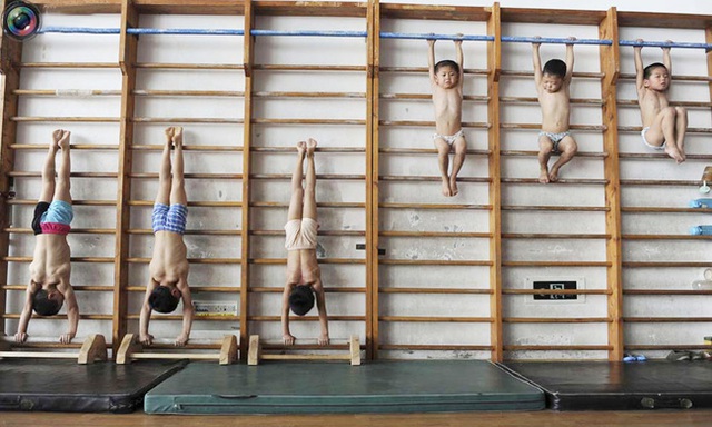 Giấc mơ vô địch Olympic của những đứa trẻ ở lò đào tạo thể thao Trung Quốc: Đánh đổi tuổi thơ bằng máu, mồ hôi và nước mắt - Ảnh 1.