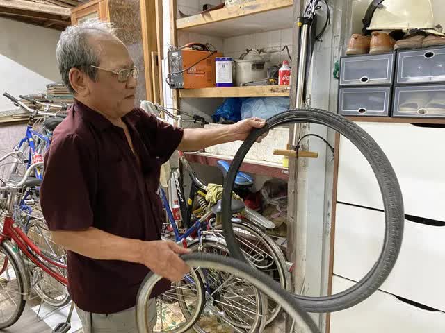 Hải Phòng: Chuyện vợ chồng hưu trí chạy xe ôm, dành lương hưu mua xe đạp cũ, sửa tặng học sinh nghèo - Ảnh 1.