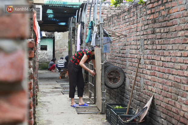 Nỗi niềm của những người lao động nghèo chơi vơi giữa Hà Nội vì đại dịch Covid-19: Sống nhờ gạo cứu trợ, cá ươn đi xin - Ảnh 22.