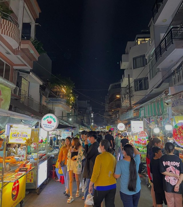Đến chợ ẩm thực ở TP.HCM, du khách Mỹ cầm 1 triệu đồng ăn mãi không hết: “Nơi đây bán món ăn đường phố siêu rẻ” - Ảnh 1.
