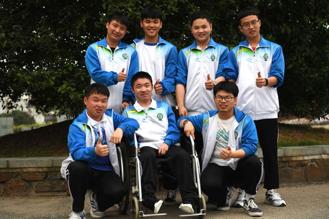 Cậu bé 7 tuổi mất đi đôi chân, hội bạn thân kiên trì đồng hành, 10 năm sau tạo ra kỳ tích - Ảnh 6.