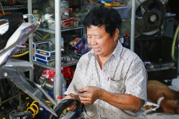 Trong bão lạm phát, Sài Gòn vẫn dễ thương quá đỗi: Người bơm vá xe miễn phí, người giảm giá điện nước cho khách - Ảnh 8.