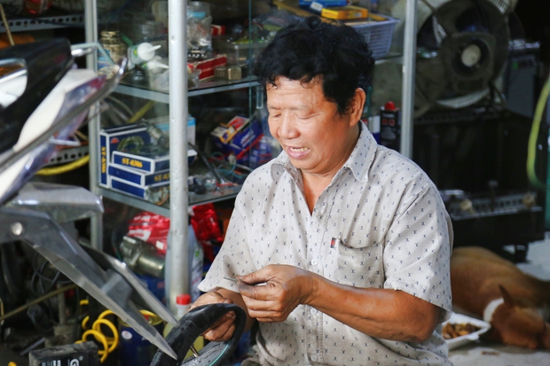 Trong bão lạm phát, Sài Gòn vẫn dễ thương quá đỗi: Người bơm vá xe miễn phí, người giảm giá điện nước cho khách - Ảnh 8.