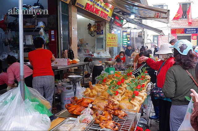 Giá gần nửa triệu đồng, gà ngậm bông hồng cúng ông Công ông Táo ở chợ nhà giàu vẫn cực đắt khách năm nay - Ảnh 6.