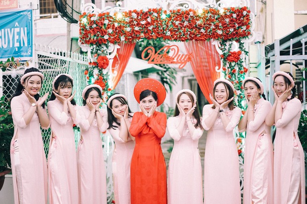 Đám cưới mùa nước nổi: Cô dâu chú rể thả dép đi chân trần lội nước - Ảnh 7.