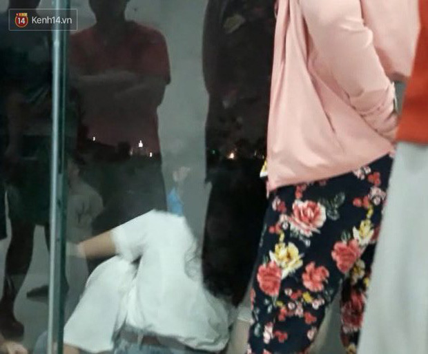 Xót xa cảnh mẹ khóc ngất gọi tên con tại hiện trường vụ bé gái rơi từ cửa sổ phòng ngủ tầng 24 chung cư tử vong - Ảnh 1.