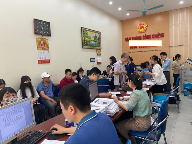 Hà Nội: Thị trường đất nền bỗng sôi động khác thường, phòng công chứng nhộn nhịp trở lại - Ảnh 1.