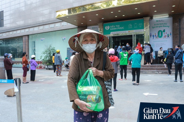 Hàng trăm người dân Hà Nội xếp hàng dài, chờ tới lượt để nhận nhu yếu phẩm tại siêu thị hạnh phúc - Ảnh 18.