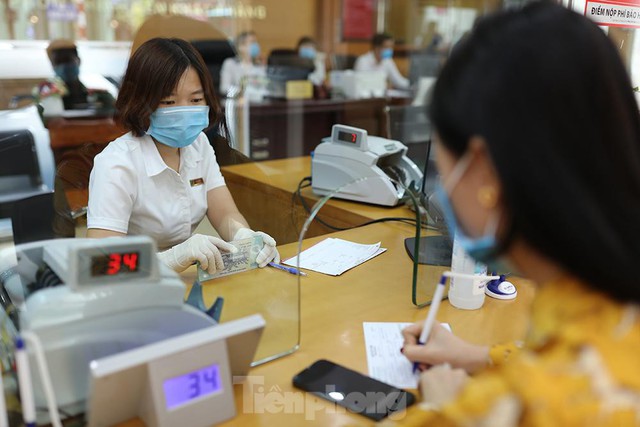  Ngân hàng bật chế độ phòng chống COVID-19 cấp độ mới, tiền thu về đều phải khử khuẩn - Ảnh 3.