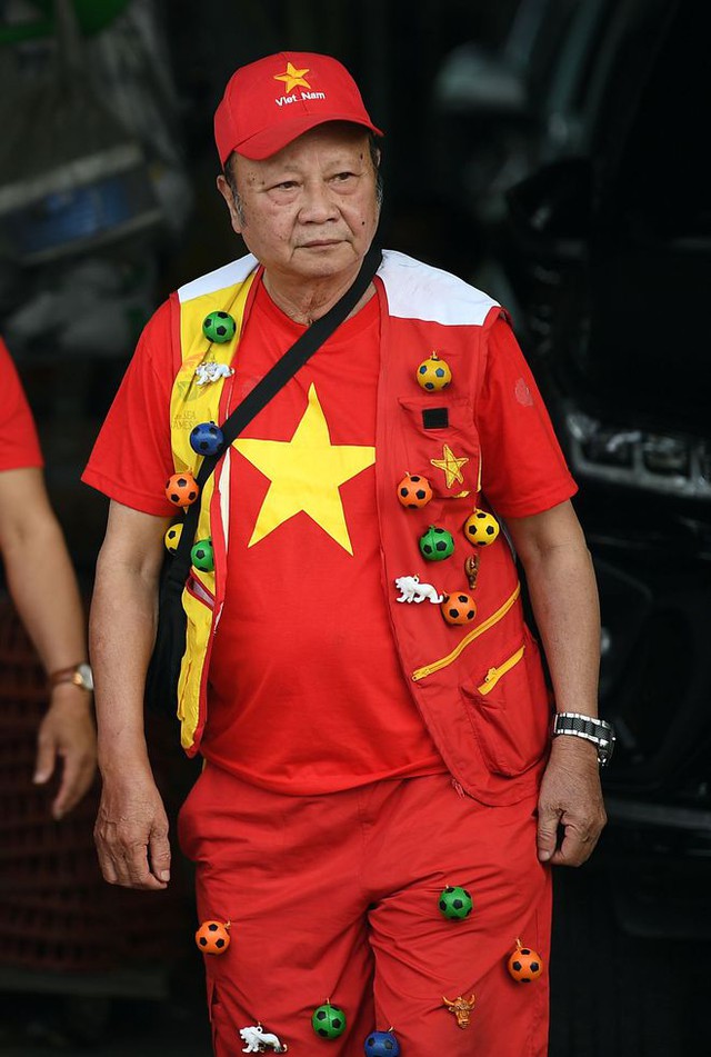 Gặp cổ động viên số 1 Việt Nam 20 năm làm mũ linh vật SEA Games: Tôi đi dọc bờ hồ Hoàn Kiếm đến sân Hàng Đẫy, ai cũng ngước nhìn - Ảnh 9.
