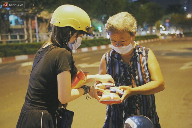 Người vô gia cư lay lắt trong đêm đầu Sài Gòn giãn cách: Con không có nhà, tối con ra Cầu Mống mà ngủ - Ảnh 23.