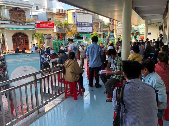 Sau Đà Nẵng, đến lượt dân Quảng Ngãi nửa đêm xếp hàng dài chờ làm thủ tục đất đai - Ảnh 4.