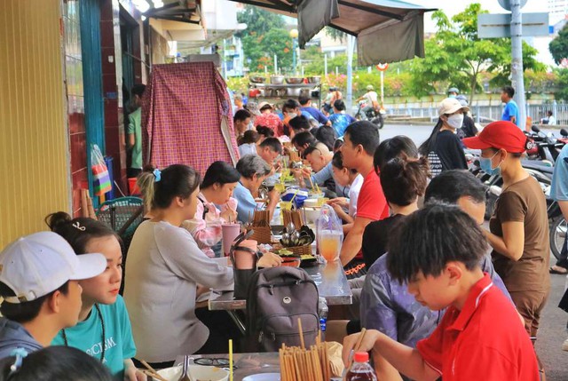 Thạc sĩ bỏ việc ngân hàng về “thừa kế” quán bún bò: Bán 200 tô/ngày, đắt khách nhất quận 3 - Ảnh 10.