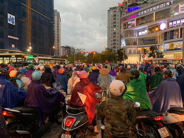 Giờ tan tầm mưa giông xối xả, người Hà Nội vất vả tìm lối về nhà cùng đặc sản tắc đường - Ảnh 8.