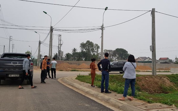 “Nghẹn lòng” vì cầm tiền tỉ không mua được mảnh đất ở quê, đường trong thôn - Ảnh 1.