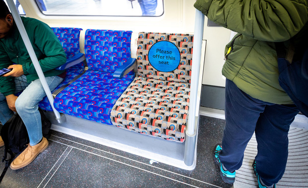  Nên hay không ngồi vào ghế ưu tiên cho người khuyết tật lúc vắng chỗ: Câu chuyện tranh cãi dài bất tận của cả thế giới - Ảnh 3.