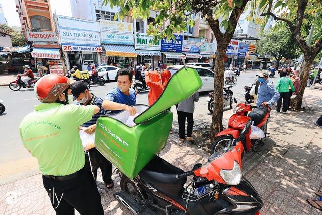 Xúc động với khoảnh khắc cụ ông rơi nước mắt khi nhận phần cơm miễn phí từ ca sĩ Sỹ Luân và hàng cơm di động đầu tiên tại Sài Gòn - Ảnh 12.