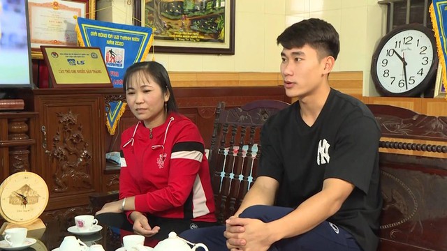 Cầu thủ Nhâm Mạnh Dũng tủi thân khi đi huấn luyện xa nhà, đêm nào cũng khóc - Ảnh 5.