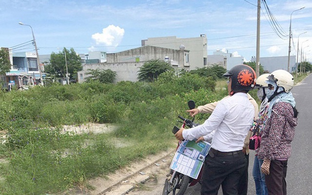 Nhà đầu tư BĐS như ngồi trên đống lửa, mạnh dạn bán ra lúc này hay gồng mình găm hàng chờ cơ hội? - Ảnh 1.