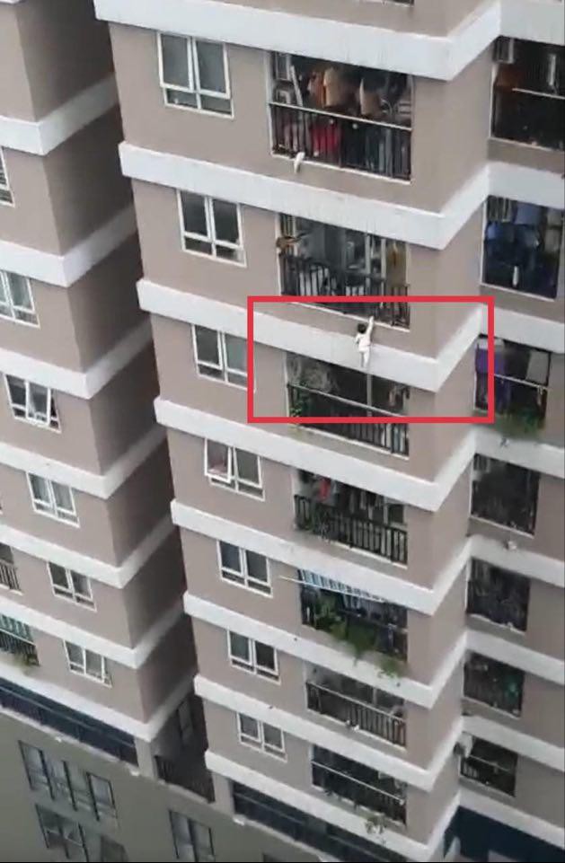  Siêu nhân đời thực kể lại giây phút băng qua tường rào, đỡ bé gái rơi từ tầng 12 chung cư ở Hà Nội: Tôi chỉ kịp đỡ để bé không rơi thẳng xuống đất - Ảnh 2.
