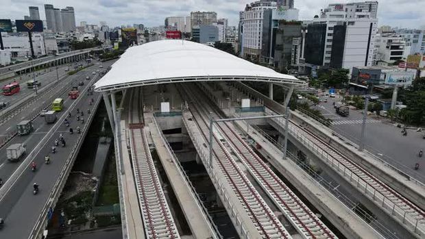 Hiện trạng 11 nhà ga trên cao tuyến Metro ở TP.HCM sau 10 năm thi công - Ảnh 2.